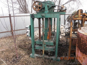 Stanok dlia izgotovlenia spliternih blokov #209015