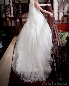 Шикарное свадебное платье со шлейфом #233281