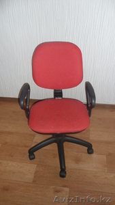 Продам офисное кресло на колесиках красного цвета #304247