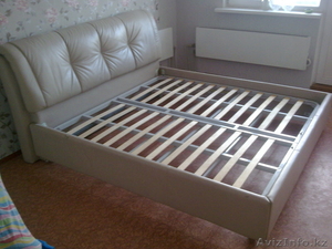 кожаная 2-х спальная кровать в хорошем состояний и камод из дерева с большим зер #351881