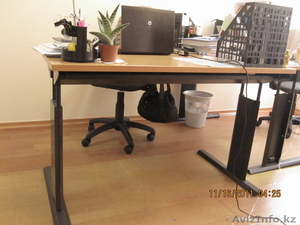 Продам срочно офисную мебель - столы и шкаф #455384