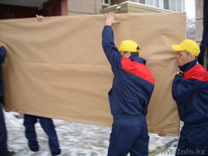 Грузчики с документами от фирмы