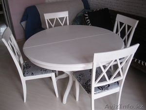 Обеденный стол и стулья из натурального дерева #554771