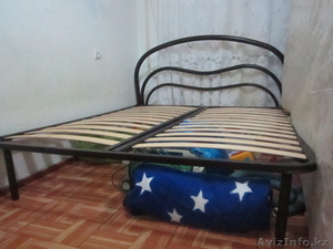 Продам двуспальную кровать, железный каркас (матрац новый в упаковке) 35000т #570232