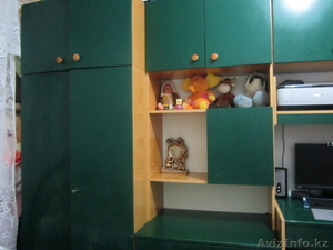 Продам детскую стенку зеленого цвета в комплекте шифоньер,  книжные полки,  парта  #570236