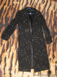 Продам пальто осенне в рубчик чёрного цвета #807353