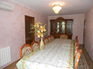 Продам 4-комнатную,  16мкр,  2-этаж #921047