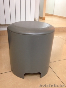 Пуфик кожаный в примерочную. Цвет серый #969235