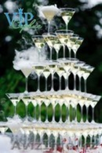 Пирамида из бокалов шампанского #1003466