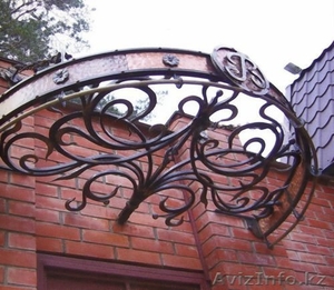 Кованые козырьки давно стали традиционным способом оформления парадного входа. #1046591