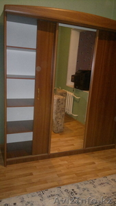 Продам шкаф-купе,  3 двери,  1 зеркало. Орех. ДСП. #1036233