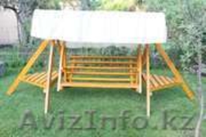 Садовые качели из дерева со столешницами и тентом #1052722
