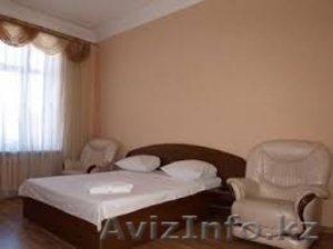 Поклейка обоев. Покраска потолка. Ламинат #1083121