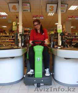 Работники службы уборки и операторы машин по уборке территорий. #1117103