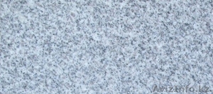 Серый гранит для облицовки цоколя здания #1150115