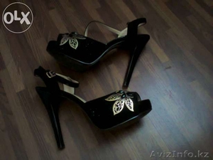 Продам черную босоножку за 3000 тг. Размер - 39 #1148861