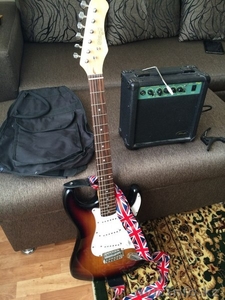 Электрогитара фирмы STAGG с фирменным ремнем и комбоусилителем #1181751
