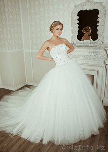 Пышное свадебное платье со длинным шлейфом #1253213