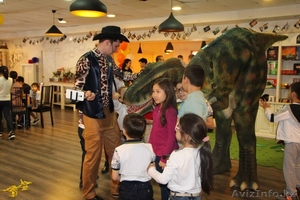 Шоу дрессированного динозавра #1263486