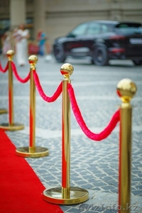 Аренда столбиков ограждений с красными канатами #1296208