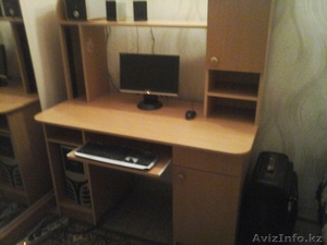 компьютер и стол #1346037