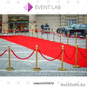 Аренда стоек ограждения золотого цвета в Алматы #1353255