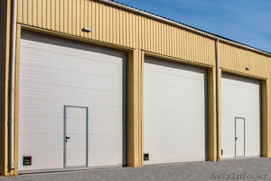 Промышленные секционные автоматические ворота со встроенной калиткой  #1636683