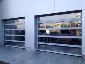 ПРОМЫШЛЕННЫЕ СЕКЦИОННЫЕ ВОРОТА С ПАНОРАМНЫМ ОСТЕКЛЕНИЕМ #1636813