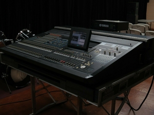 Цифровая микшерная консоль Yamaha PM5D-RH с подвижным чемоданом #1692905