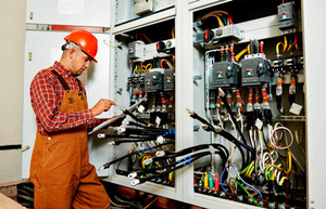 Электромонтер для обслуживания высоковольтного оборудования #1726753