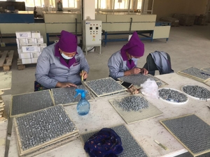 Сортировщица на завод по мозаики #1738990